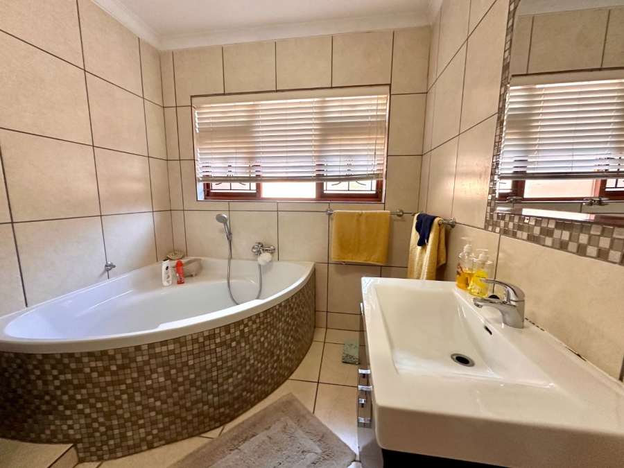 4 Bedroom Property for Sale in Glen Barrie Western Cape